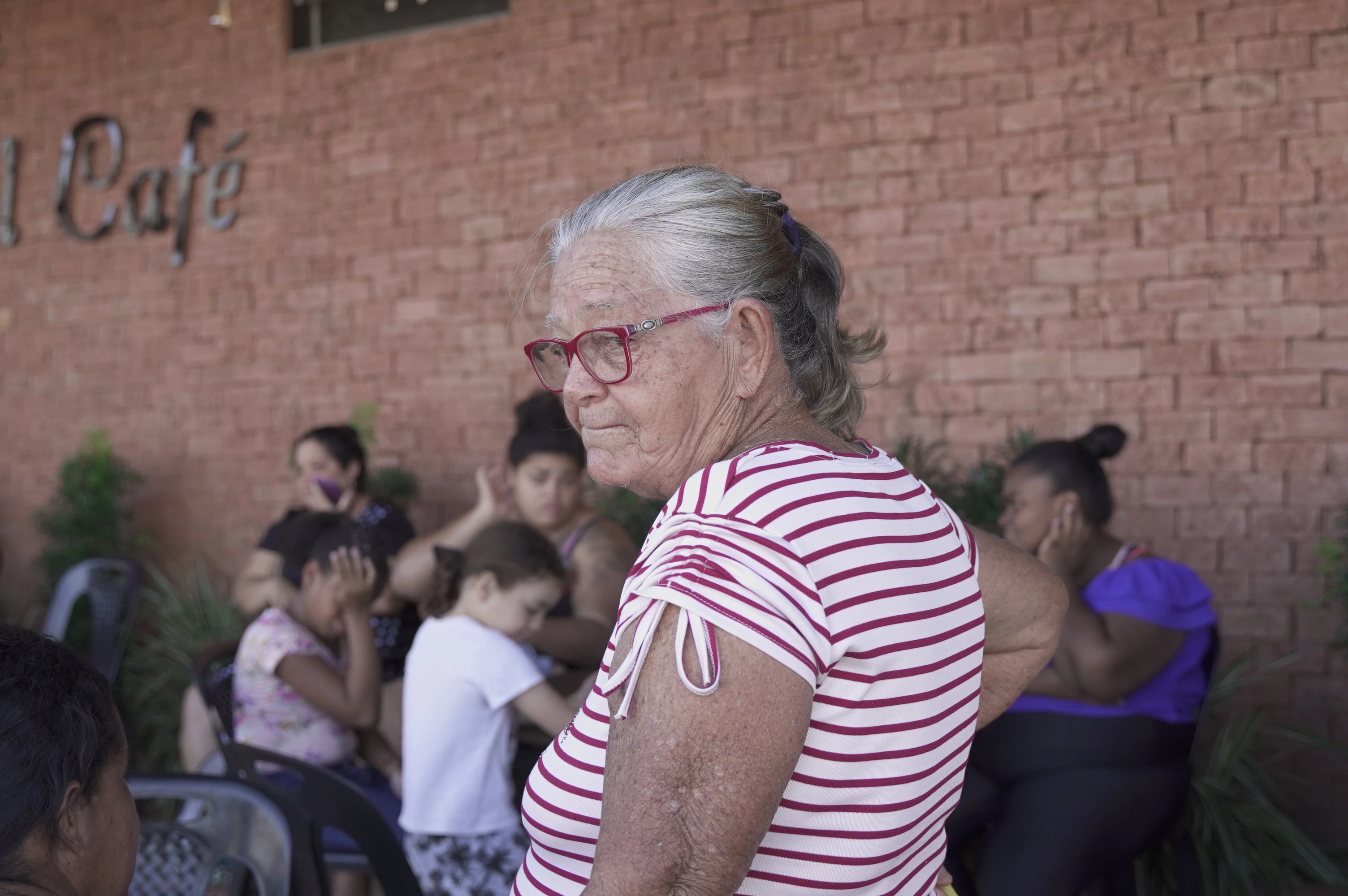 'Foto de senhora com um semblante triste
