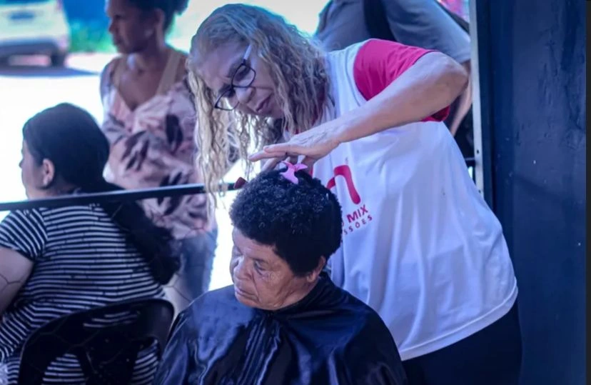 Moradores carentes da comunidade cortando cabelo em projeto social